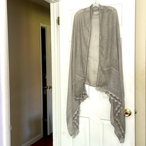 Gorgeous light grey shawl. Lightweight. With lace. Long. - Picture 7 of 7